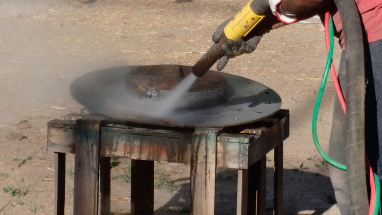Hidroarenando pieza metálica